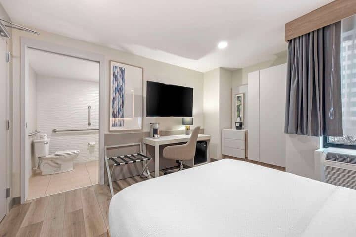 Room 10 of 51